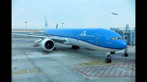 Klm 787 business class cabin. 4K {Flight review} KLM 777-300ER Singapore - Bali Economy ...