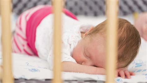 Plötzlicher Kindstod Größtes Risiko Im Schlaf Auf Bauch Und Der Seite