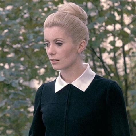 Lancée dans le milieu grâce à sa soeur. Le look de la semaine : Catherine Deneuve dans 'Belle de ...