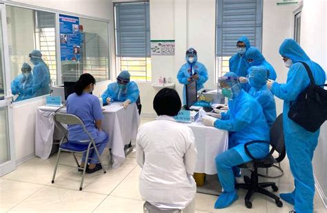 Báo cáo nhanh của trung tâm kiểm soát bệnh tật (cdc) hà nội xác nhận địa phương này có 6 ca dương tính mới. Cận cảnh những mũi tiêm vắc-xin Covid-19 đầu tiên ở Hà Nội