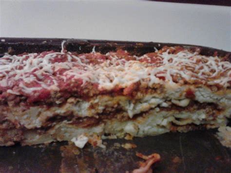 Calories per serving of pioneer woman's lasagna 140 calories of pasta, lasagna noodles, (1.33 oz) 102 calories of beef, ground, 80% lean meat / 20% fat, patty, cooked, broiled hamburger, ground round, (1.33 oz) 96 calories of mozzarella cheese, part skim milk, (1.33 oz) 55 calories of 4% large curd cottage cheese, (0.25 cup) Pioneer Woman Lasagna Recipe - Food.com