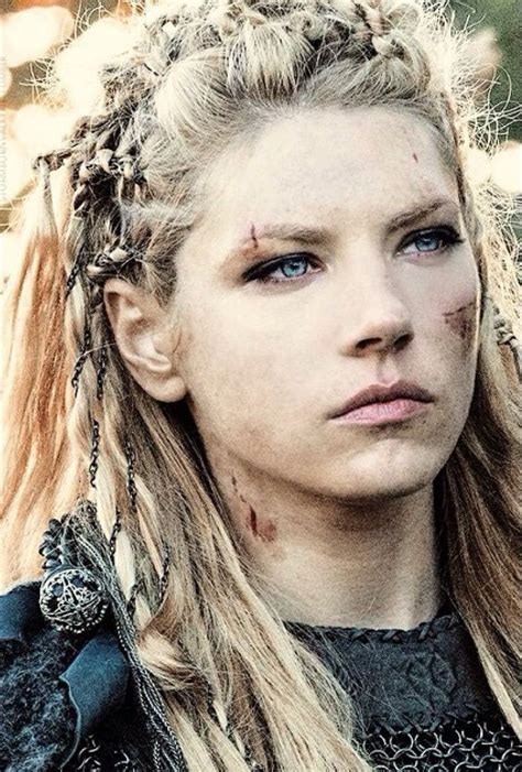 Vikingské účesy jsou další vrstvou kultury, pomocí které lze získat další informace o životě skandinávců, jejich zvycích a životním stylu. Vikingské Účesy - Ucesy Z Dlouhych Vlasu Copy Drdoly Uzly Christina Butcher Megaknihy Cz ...