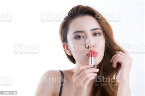 白い背景に口紅の美しい若い女性 ストックフォト 1人のストックフォトや画像を多数ご用意 1人 20 24歳 20代 Istock