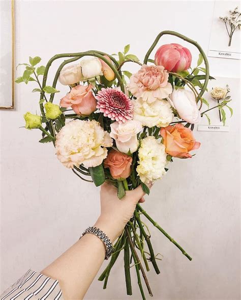 Instagram의 강남역꽃집 Kanabee Flower님 ⠀⠀⠀⠀⠀⠀ ⠀⠀⠀⠀⠀⠀ ⠀⠀ 하트꽃다발 ⠀⠀ 포장전도 너무이쁨