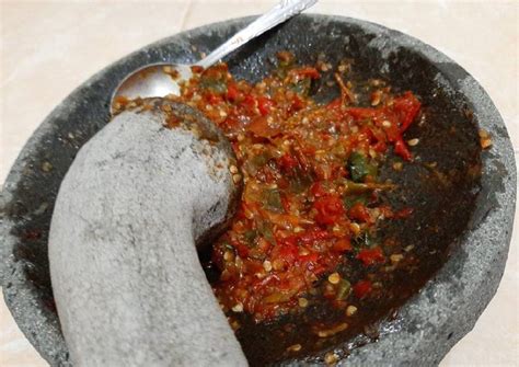 Uleg kasar semua bumbu sambal bawang beri sedikit garam lalu siram dengan minyak panas. Resep Sambal Dadakan Enak - 3 resep ayam woku terenak, rasa pedasnya bikin ketagihan. - Zukoui ...