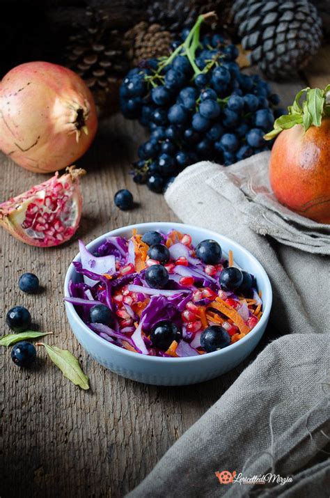 Finite il piatto con pistacchi tritati. Insalata di cavolo rosso con melagrana e uva | Le ricette ...