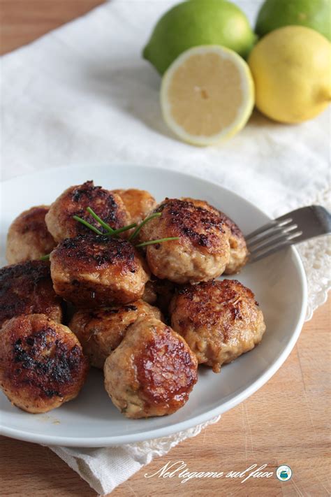 Questo passaggio è fondamentale per ottenere delle polpette più morbide. POLPETTE DI POLLO SENZA UOVA AL LIMONE | Polpette di pollo ...