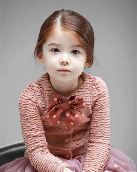 Theo các sách phúc âm, khi giêsu sinh ra, các mục đồng được thiên sứ báo tin đã đến thờ lạy và những nhà thông thái (còn gọi là những nhà chiêm tinh, những đạo sĩ, hoặc ba vua) từ phương đông xa xôi, được dẫn dắt bởi một ngôi sao lạ, đã tìm đến để tôn thờ giêsu. Sau gần 1 thập kỷ, cô bé lai từng là thiên thần nhí đẹp ...