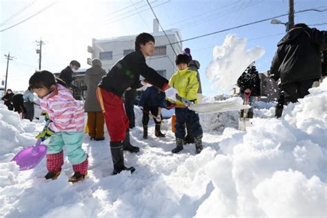 Record Snowfall Disrupts Traffic System In Japan We News