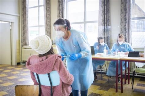 Donderdagavond heeft intensivist geert meyfroidt (uz leuven) in terzake duidelijk gemaakt dat de situatie in de ziekenhuizen ernstig is en dat het voor het zorgpersoneel ook moeilijk is om er opnieuw. Meyfroidt: 'Cijfers scholen zorgwekkend, goed testbeleid ...