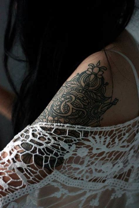 Beautiful Henna Trend Tattoo To Adorn Upper Arm Area