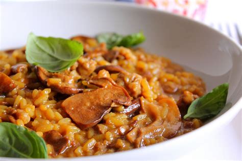 Se siete in cerca di un primo come fare il risotto con i funghi. Risotto con funghi porcini, salsiccia e zafferano ...