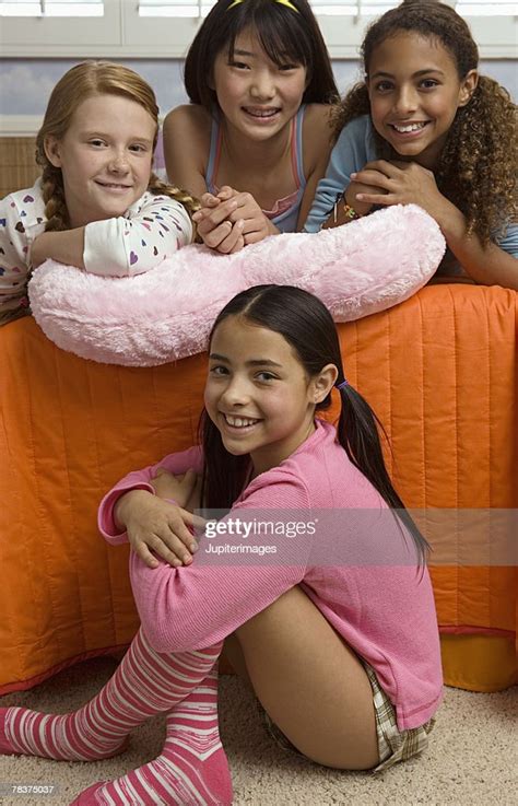 Preteen Girls At Slumber Party Stock Foto Getty Images