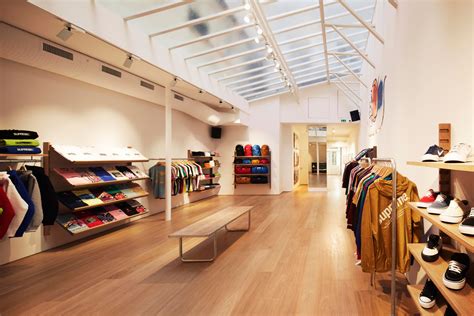 The brand is targeted at the skateboarding and hip hop cultures, and youth culture in general. Supreme abre su tienda de París | 25 Gramos