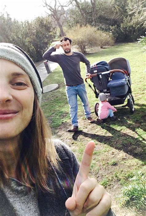 Samozřejmě kvalita dílů stoupá či kolísá s tím, kdo zrovna sedí na režijní stoličce, jací herci jsou v epizodních rolích a jak moc blbej nebo naivní je scénář, protože občas detektivové tápou a diváci už vědí dávno vo co de, ale to je i v jiných produkcích, natož v čechách. Barbora Poláková a Pavel Liška porod | ProMaminky.cz