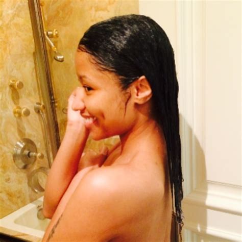 Nicki Minaj Naked Shower Selfies Photos