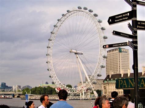 London Eye Tourists And Landmark In London City England 编辑类库存照片 图片