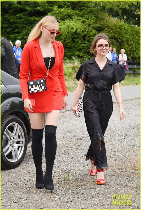 Game Of Thrones Sophie Turner And Maisie Williams Reunite At Co Stars