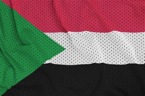bandera de sudán impresa en una tela de malla de poliéster deportiva de nylon foto premium