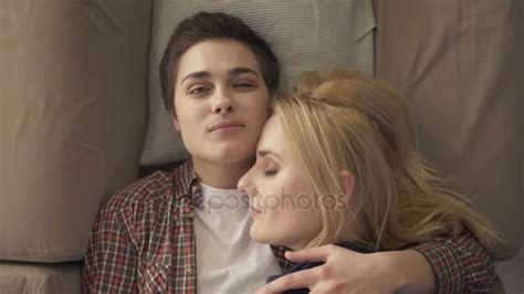 due giovani ragazze lesbiche sdraiate sul divano abbracciare coccolare dormire ragazza con i