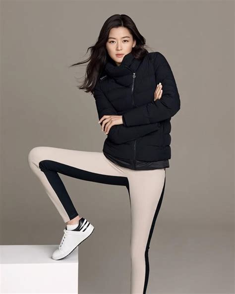 전지현처럼 우아하게 나이먹고싶네요 흥흥ㅠㅠ 뷰티 화보 속 전지현. 화보] 전지현,임신사실도 잊게 하는 완벽 몸매 - 머니S