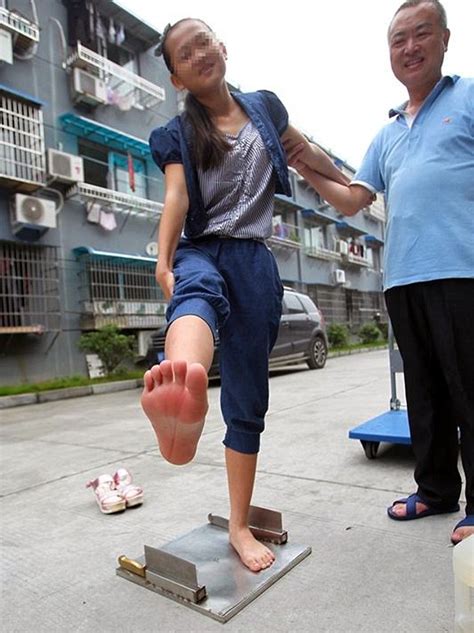 Chinese Girl Makes A Living By Standing On Razor Sharp Cleavers