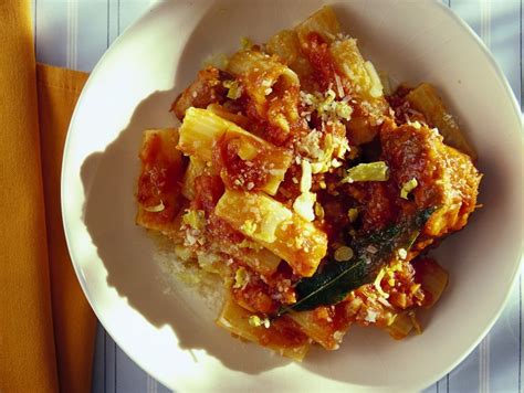 Rigatoni al sugo di zia teresa | rigatoni, sugo. Ricetta Rigatoni al sugo di coda - Donna Moderna