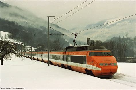 Opened 27 september 1981, the station is located outside the city in the town of écuisses and is accessible by road. TRAINFOTO.EU • Francie /France
