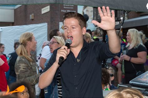 Pensioendeskundige dennis van e., in wiens huis in diemen een dode vrouw en een dode baby waren aangetroffen, wordt verdacht van 'illegale abortus en dood door schuld'. Zomerfestival Het Wapen van Diemen in teken van syndroom ...