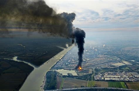 Brand Bei Basf In Ludwigshafen Ursachenforschung Nach Explosion Läuft