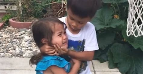 Tierno Video De Un Niño Consolando A Su Hermana Que Es Viral — Radio