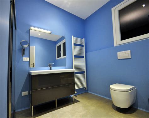 Accesorios para interiores, alfombras, amarres de vehículo, limpieza de autos, lubricantes, aditivos, mecánica y seguridad. Baños color azul - Colores en Casa