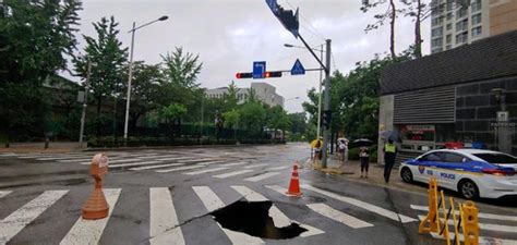 May 17, 2021 · 올림픽대로에 포트홀 발생…차량 6대 타이어 파손. 집중호우 여파 전국 도로 곳곳 '싱크홀 주의보'