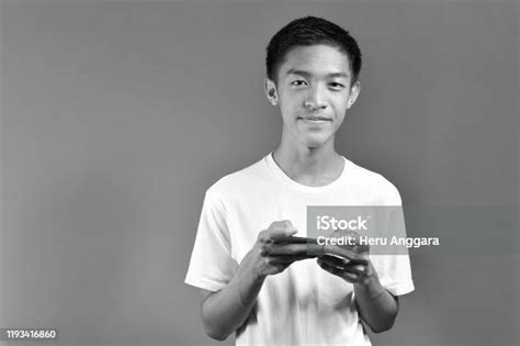 Asiatische Teen Lächelnd Und Spielen Ein Smartphone Schwarz Und Weiß