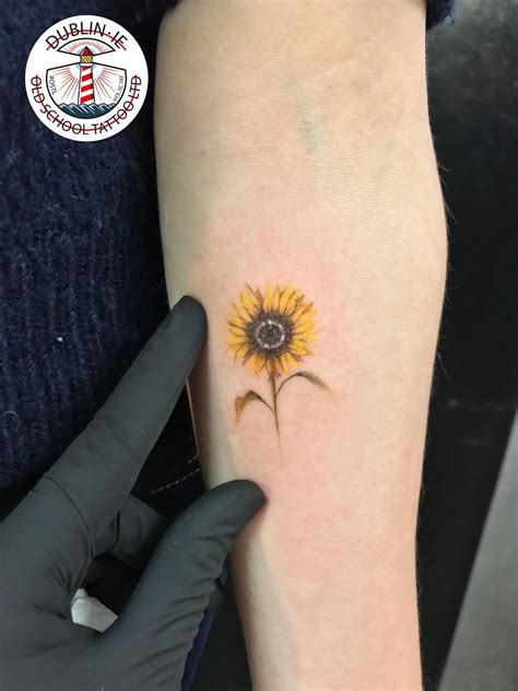 They can be worn on any wrist with an outline drawn or with yellow color fillings that cannot go unnoticed by anyone. Sunflower Tattoo On Wrist With Name
