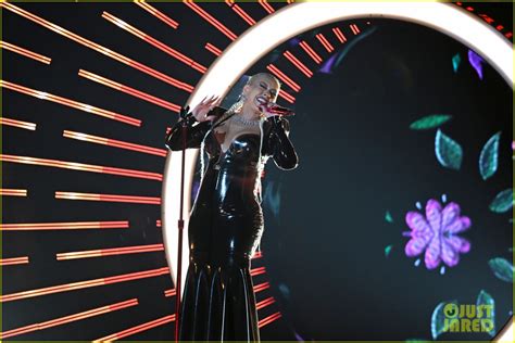 Christina Aguilera Performs La Reina Honored With Spirit Of Hope