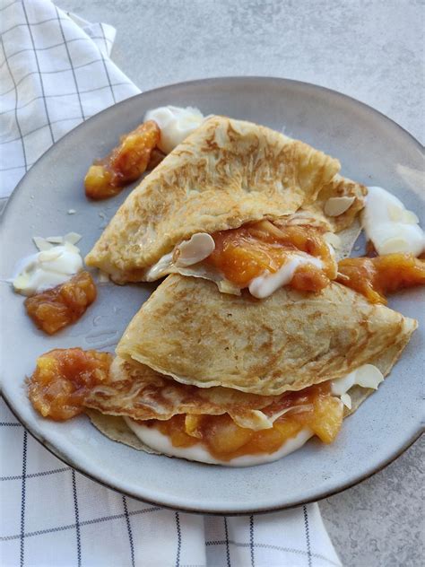 Pannenkoeken Met Compote Van Nectarine