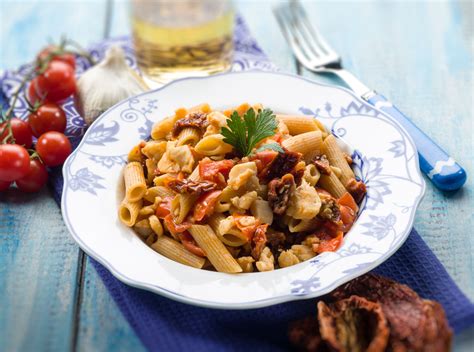 Prendete il trancio di pesce spada, eliminate la pelle utilizzando un coltello dalla lama affilata e dividete il trancio a metà se dovesse risultare troppo spesso. Penne con ragù di pesce e pomodorini secchi: la ricetta ...