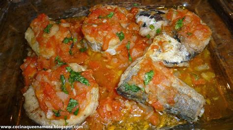 En una fuente apta para horno añadimos 2 cucharadas de aceite de oliva, el vino blanco,la cebolla cortada en rodaja y los ajos en láminas. merluza en rodajas al horno | Comida, Recetas de merluza ...