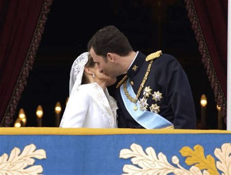 16 Of The Best Royal Wedding Kisses Wedding Kiss Royal Wedding Wedding