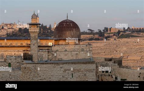 The Western Wall And The Al Aqsa Mosque In Jerusalem At Dusk Stock Photo Alamy