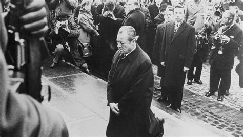 Histoire d une photo La génuflexion de Willy Brandt à Varsovie 1970