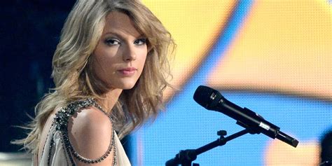 Taylor Swift Shakes Off Country With First Pop Album