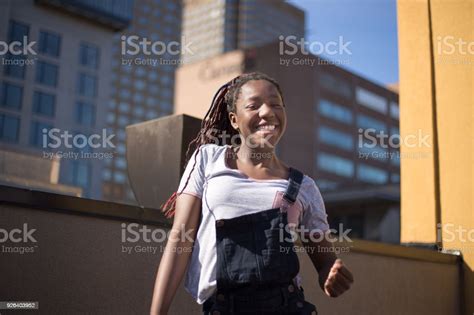 Chica Adolescente Bailando En La Ciudad Foto De Stock Y Más Banco De