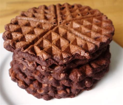 Jun 02, 2021 · die kuchenform mit etwas butter ausreiben (das macht sich am besten mit küchenrolle) und mit ein wenig mehl bestäuben, damit der kuchen nach dem backen nicht in der form hängen bleibt. Eiweiß Schoko Waffeln - Low Carb Rezepte mit wenig ...
