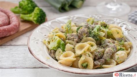 Le orecchiette ai broccoli sono un primo piatto semplice e saporito; Orecchiette porri, broccoli e salsiccia - Ricetta.it ...