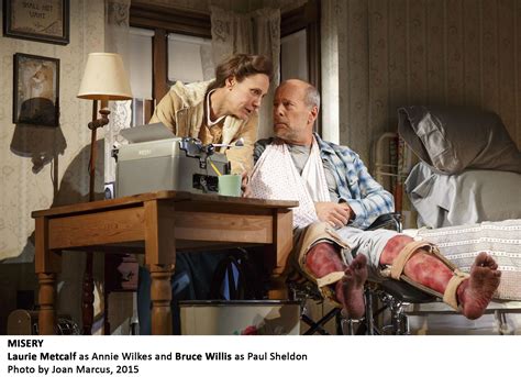 Paul sheldon (james caan), autore di una serie di libri di successo, sta rientrando a new york dallo chalet in cui si è ritirato per scrivere l ultimo libro. Bruce Willis, Laurie Metcalf Star in "Misery" on Broadway ...
