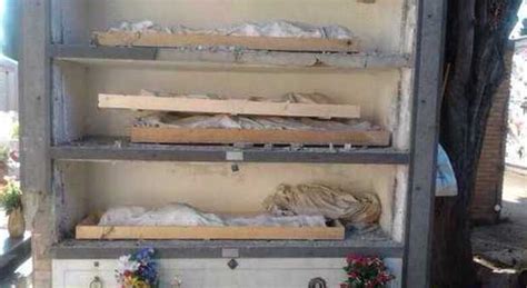 Orrore Al Cimitero Di Napoli Loculi Scoperchiati E Cadaveri In Vista