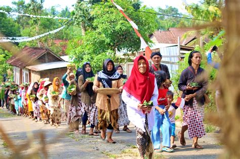 Tradisi Slametan Hasil Bumi Warga Kembanglimus Borobudur Kirab 77