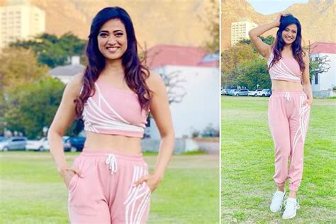 Shweta Tiwari Flaunts Her Perfectly Toned Abs In Latest Set Of Pictures Fans Call Her Super Hot